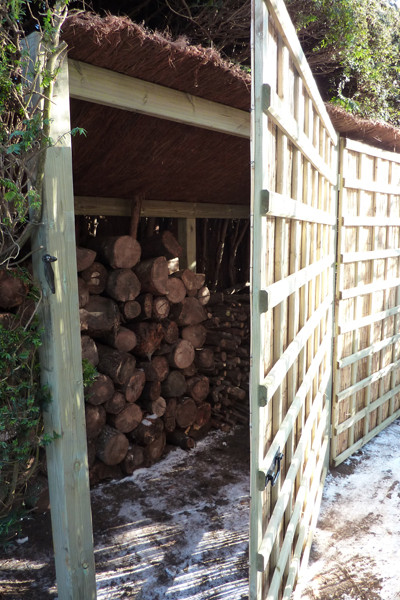 Abri en bois avec 2 portes d'accès réalisé sur mesure. - Travaux réalisés